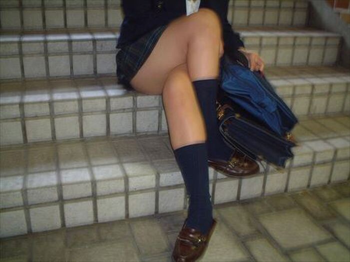 In the image that the beautiful woman who is plump pocha is posing eroticly in the thigh round out in the uniform mini skirt mini skirt, it is shikoshiko [37 photos] 9th image