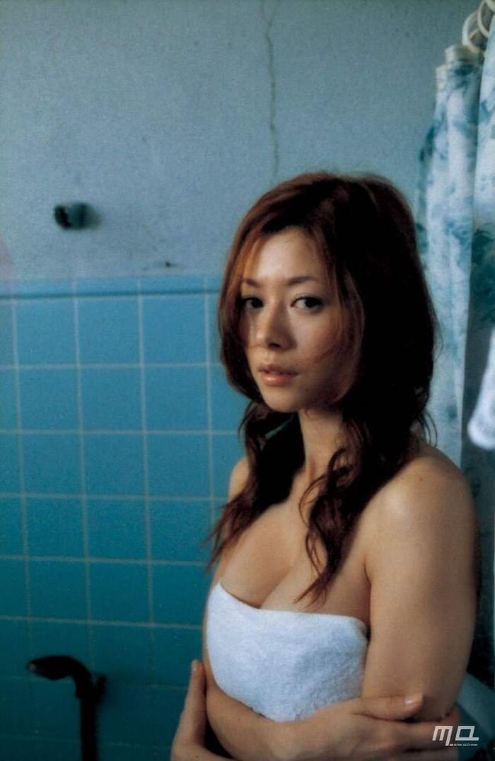 Idol image [Yoko Maki] actress to show off the F cup beauty big in semi-nude and underwear, beautiful actress with a bewitching atmosphere, Yoko Maki. In gravure, she takes off her clothes and becomes a lingerie figure, takes off her underwear, becomes semi-nude, and shows off her wonderful beautiful big. The height is 160cm and it is not so high, but the seem to have grown greatly F cup ah...                                                          2020.06.18 Idle Images 10th image