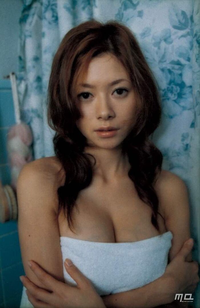 Idol image [Yoko Maki] actress to show off the F cup beauty big in semi-nude and underwear, beautiful actress with a bewitching atmosphere, Yoko Maki. In gravure, she takes off her clothes and becomes a lingerie figure, takes off her underwear, becomes semi-nude, and shows off her wonderful beautiful big. The height is 160cm and it is not so high, but the seem to have grown greatly F cup ah...                                                          2020.06.18 Idle Images 11th image