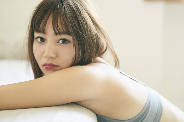 堀北真希の妹NANAMI、初グラビア画像がセクシーすぎる！フライデーでへそ出し＆胸谷間を披露！ 10th image
