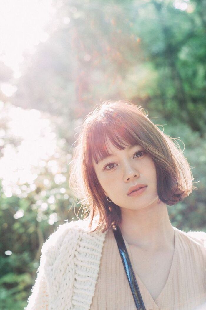 堀北真希の妹NANAMI、初グラビア画像がセクシーすぎる！フライデーでへそ出し＆胸谷間を披露！ 13th image