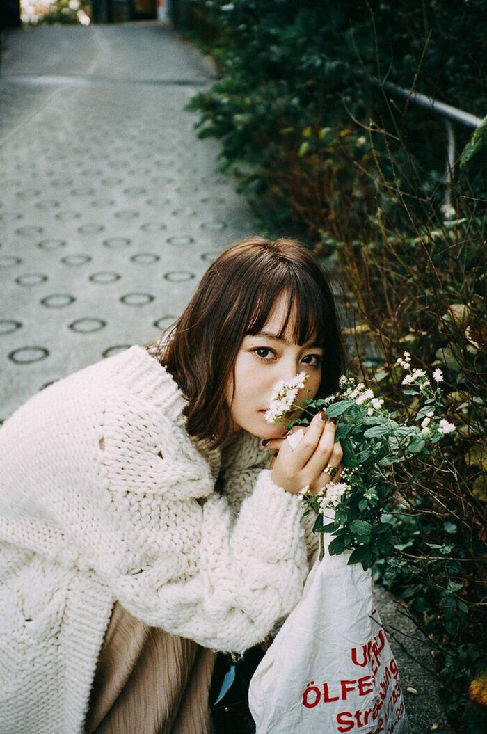 堀北真希の妹NANAMI、初グラビア画像がセクシーすぎる！フライデーでへそ出し＆胸谷間を披露！ 15th image