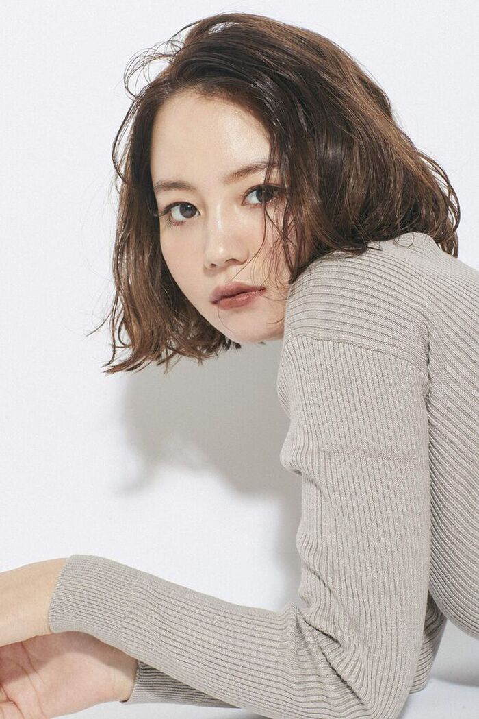 堀北真希の妹NANAMI、初グラビア画像がセクシーすぎる！フライデーでへそ出し＆胸谷間を披露！ 17th image