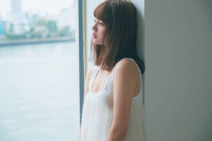 堀北真希の妹NANAMI、初グラビア画像がセクシーすぎる！フライデーでへそ出し＆胸谷間を披露！ 3th image
