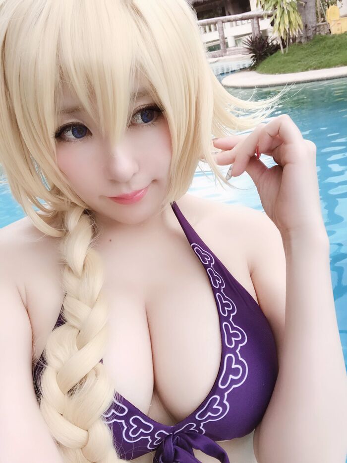 前かがみで巨乳の谷間を強調して誘惑する、グラビアアイドルのあざといおっぱい画像 Vol.18 77枚 16th image