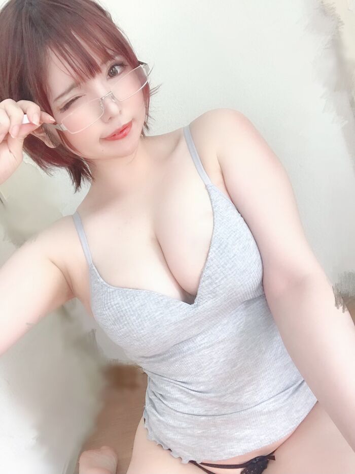 前かがみで巨乳の谷間を強調して誘惑する、グラビアアイドルのあざといおっぱい画像 Vol.18 77枚 22th image