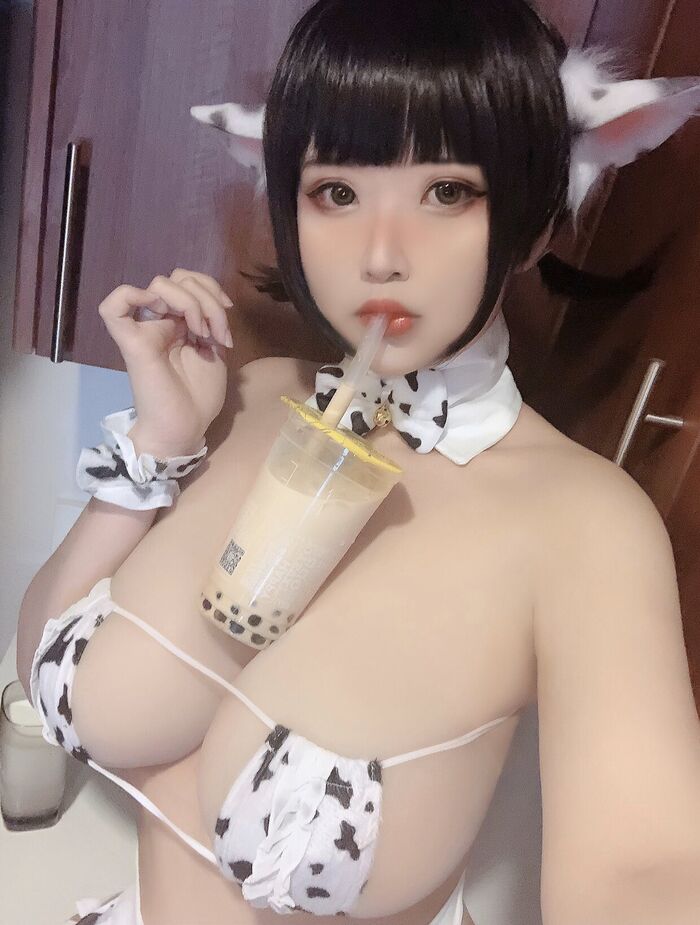 前かがみで巨乳の谷間を強調して誘惑する、グラビアアイドルのあざといおっぱい画像 Vol.18 77枚 25th image