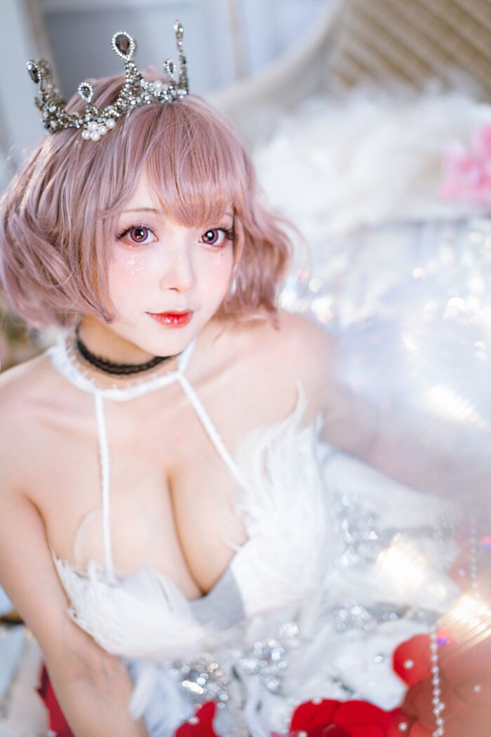 前かがみで巨乳の谷間を強調して誘惑する、グラビアアイドルのあざといおっぱい画像 Vol.18 77枚 52th image