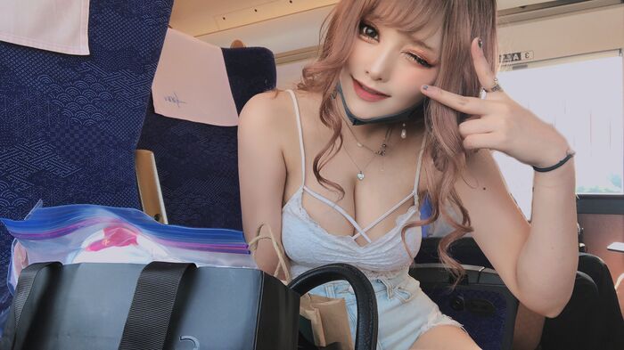 前かがみで巨乳の谷間を強調して誘惑する、グラビアアイドルのあざといおっぱい画像 Vol.18 77枚 62th image