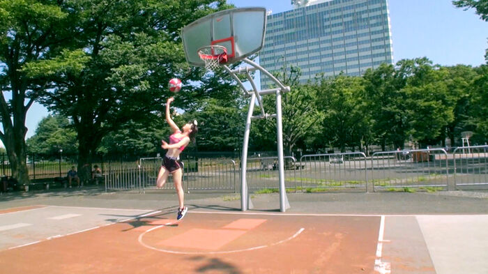 I cup height GAL raw shot SEX that can play like a ball of basketball is rolled out of the video [Spoero Journey 14th China-chan 23-year-old super big I (eye) cup beautician (Hoka Sakurai)] 9th image
