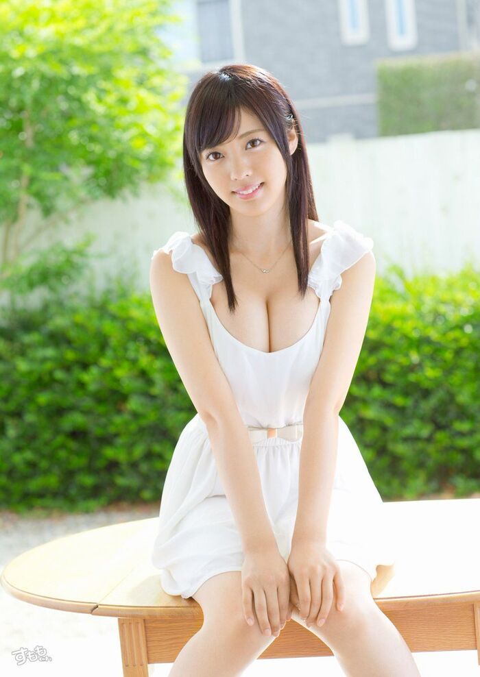 前かがみで巨乳の谷間を強調して誘惑する、AV女優のあざといおっぱい画像 Vol.19 11th image