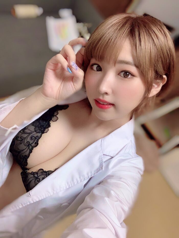前かがみで巨乳の谷間を強調して誘惑する、AV女優のあざといおっぱい画像 Vol.19 13th image