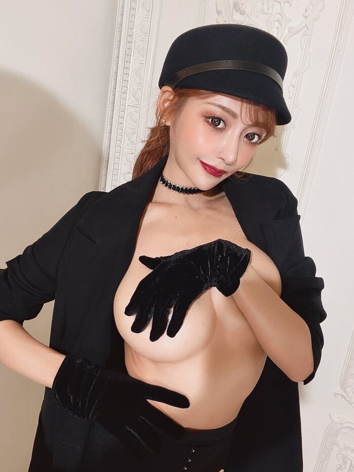 前かがみで巨乳の谷間を強調して誘惑する、AV女優のあざといおっぱい画像 Vol.19 26th image