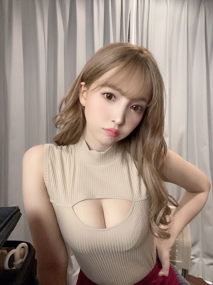 前かがみで巨乳の谷間を強調して誘惑する、AV女優のあざといおっぱい画像 Vol.19 49th image