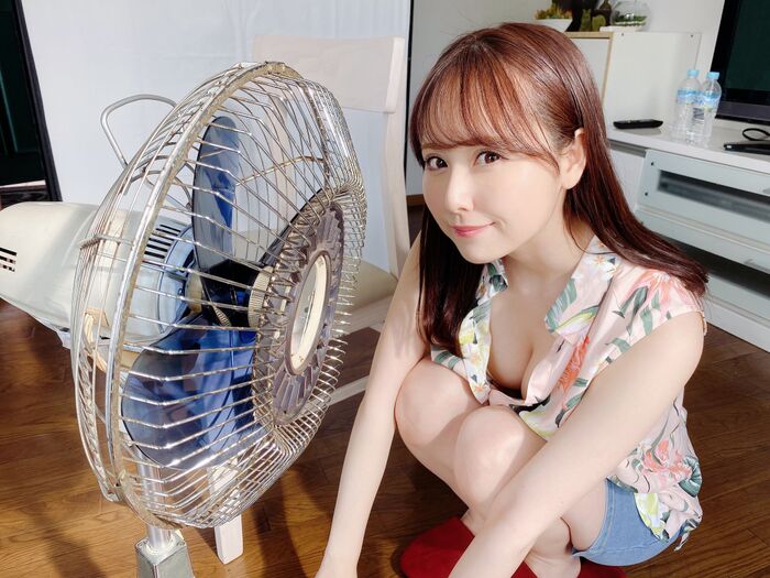 前かがみで巨乳の谷間を強調して誘惑する、AV女優のあざといおっぱい画像 Vol.19 54th image