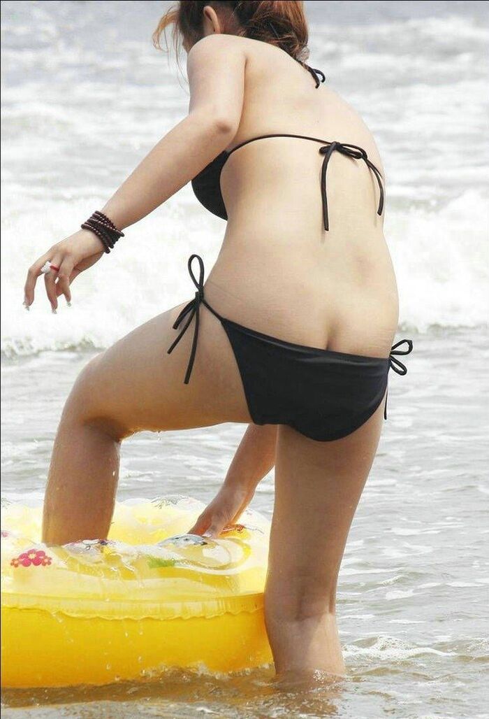 Butt image Amateur girls in swimsuits on the beach who are half-cut from bikinis, amateur girls in swimsuits who show off their butts from small bikinis or in swimsuits. If there is such a naughty half-butt daughter on the beach, I will definitely watch it. The girl in the bikini who was playing in the sea is not the size of the swimsuit because of the wave, the bikini falls down, and the ass is ...                                                          2020.10.05 Ass Image 15th image