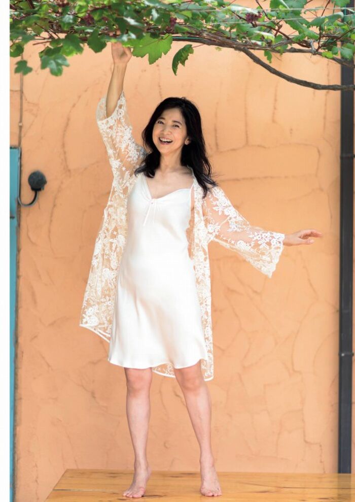 50 gravure images of Miko Miyazaki's 60th birthday swimsuit in bikini for the first time in 40 years 6th image