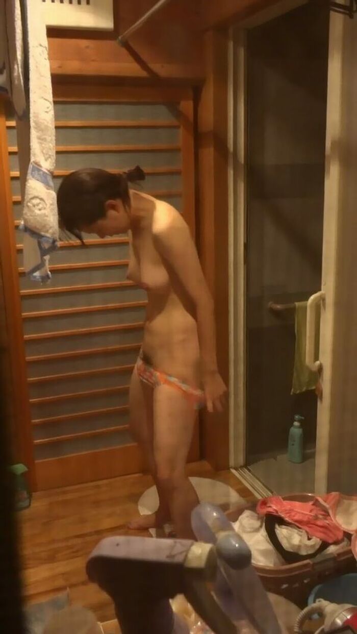 Bathroom Selfie Erotic Images 172 Photos! The naked body wet with water brings out eroticism. 5th image