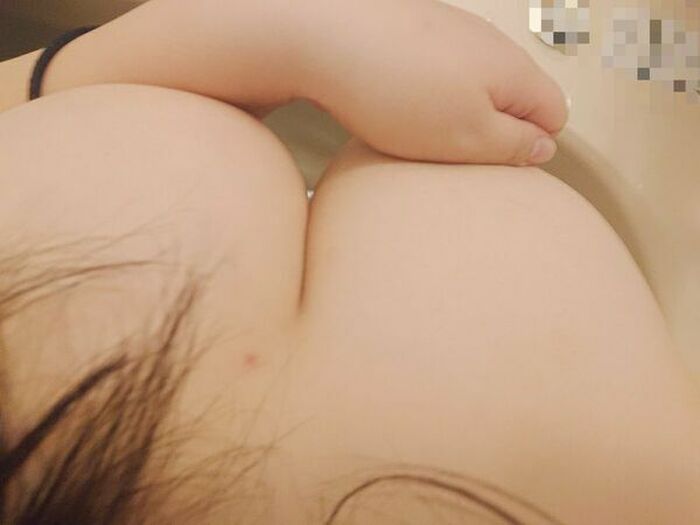 Bathroom Selfie Erotic Images 172 Photos! The naked body wet with water brings out eroticism. 94th image