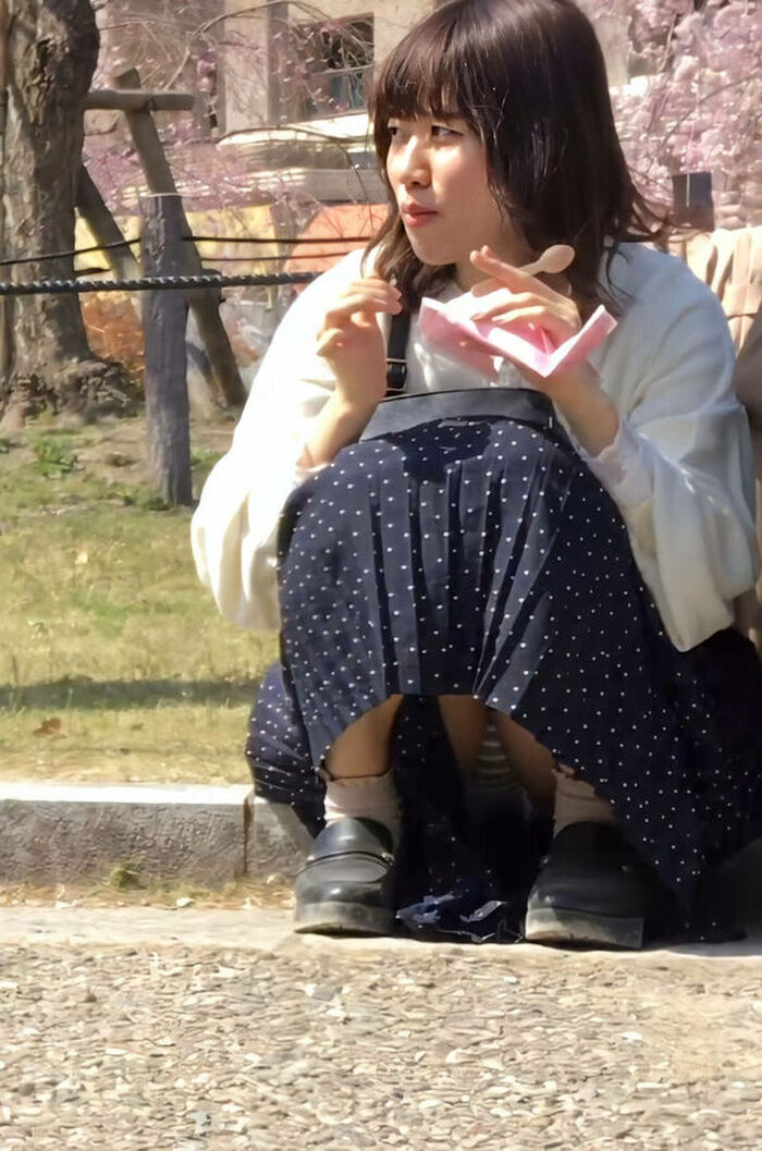 Long skirt Panchira voyeur image 173 sheets! I collected low angles on Ronska's sheer bread and crouching. 2th image