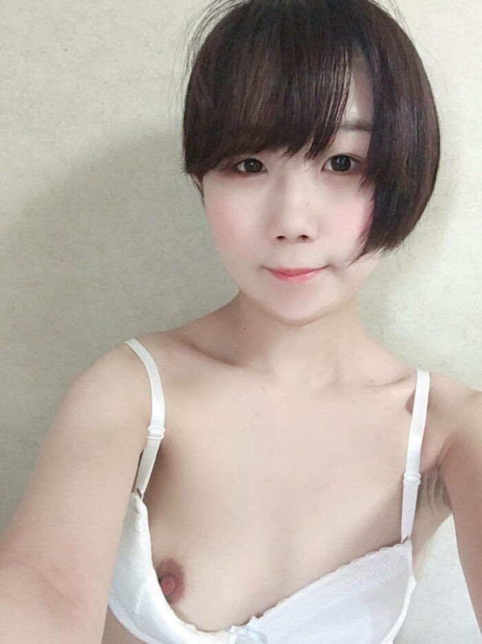 196 amateur naughty photos! Full of selfie images such as half naked and naked from the face! ! 6th image