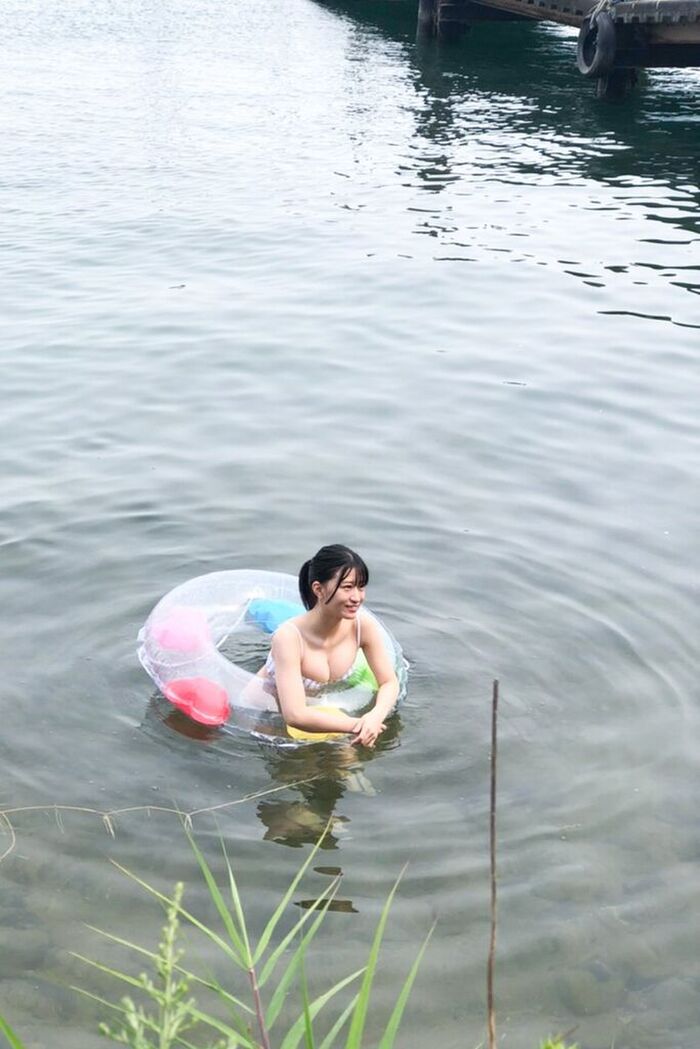 NMB48 Rei Kaminishi, sideways swimming swimsuit is too glamorous! Estimated G cup off-shot images of the 1st photo book are exciting! 24th image