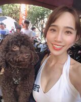 一次給你雙重享受！全糖萌妹「大白長輩+逆天鉛筆腿」優質身材忍不住起...：正面有夠兇