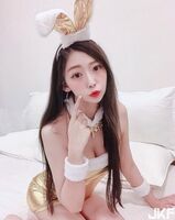 超可愛台妹 Verna 胸前白饅頭一躺下美乳四處溢…