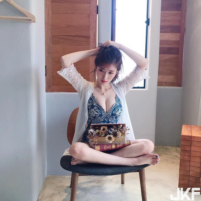 麻豆正妹 Vivian謝薇安 飽滿美乳不管穿甚麼都是撐到極限 4th image