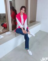 Ki-quality sister Jocelyn austerity upper coat dew small 蠻 waist and good body material super positive