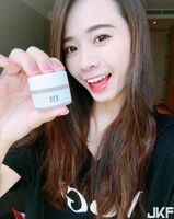 長榮正妹空姐 Sandy 超短熱褲一雙美腿全都露 露到大腿根部這視角真是太辣了