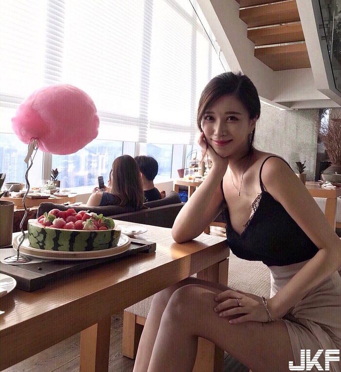 極品長腿正妹lloveeely超短裙用餐露大腿根部_修長美腿讓人視線離不開 11th image