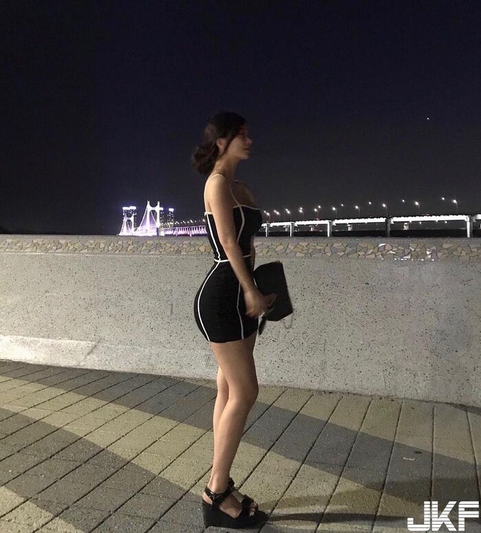 極品長腿正妹lloveeely超短裙用餐露大腿根部_修長美腿讓人視線離不開 13th image
