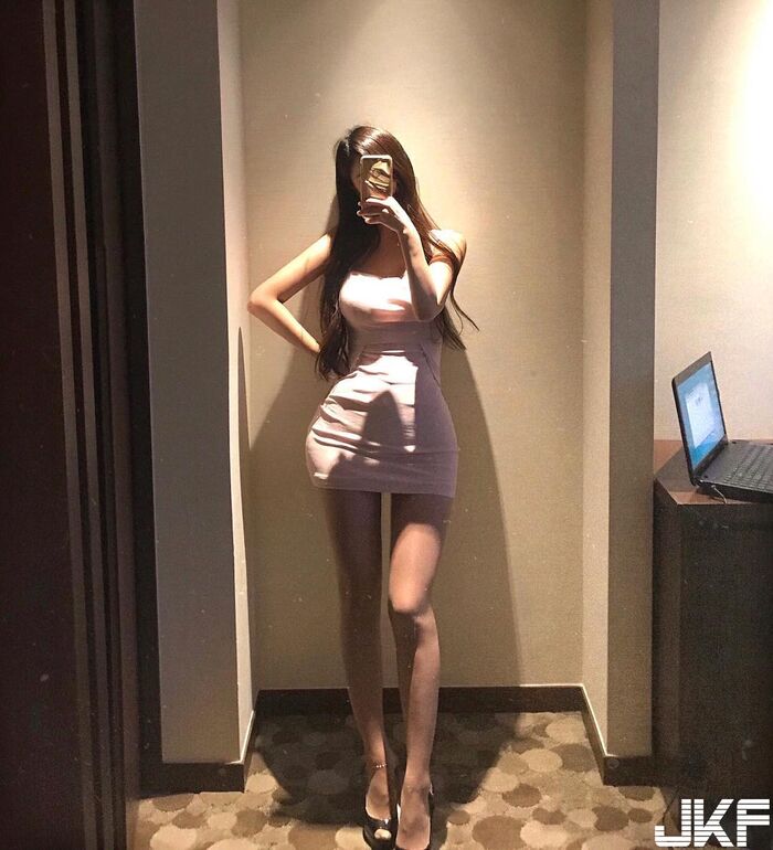 極品長腿正妹lloveeely超短裙用餐露大腿根部_修長美腿讓人視線離不開 14th image