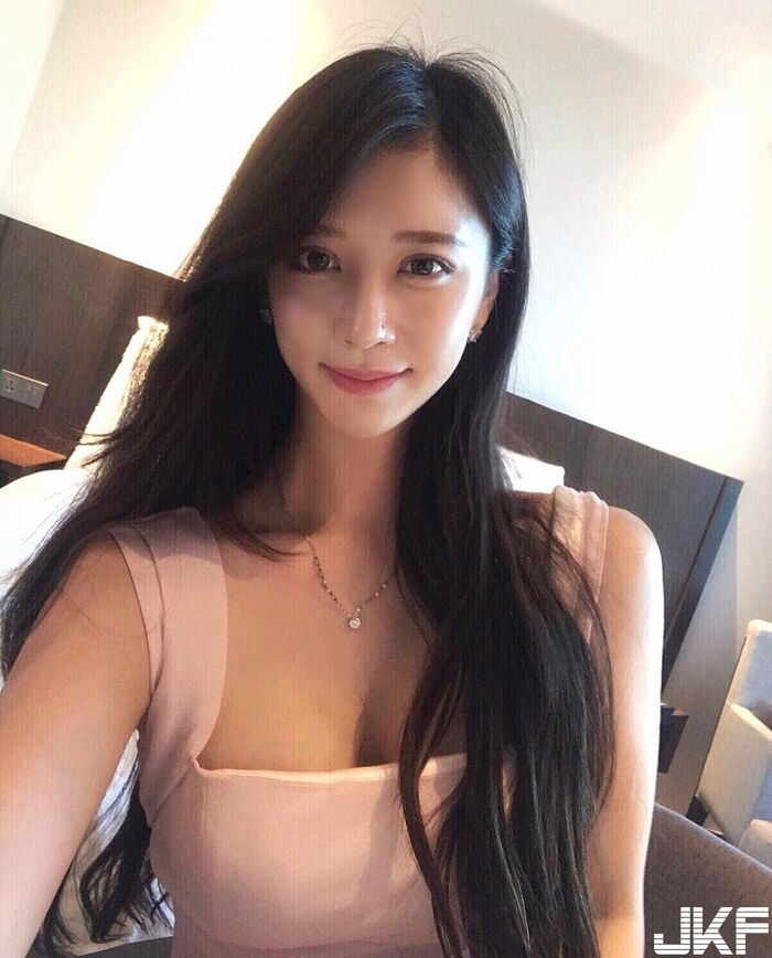 極品長腿正妹lloveeely超短裙用餐露大腿根部_修長美腿讓人視線離不開 15th image