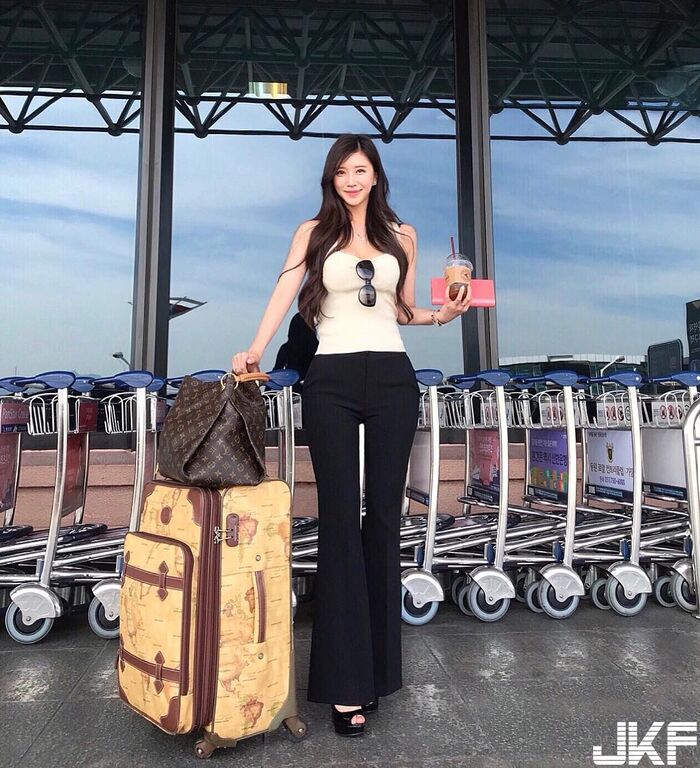 極品長腿正妹lloveeely超短裙用餐露大腿根部_修長美腿讓人視線離不開 2th image