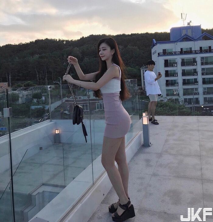 極品長腿正妹lloveeely超短裙用餐露大腿根部_修長美腿讓人視線離不開 8th image