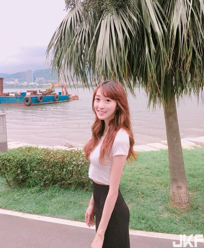 甜美正妹 Yuju Chen  黑色背心小露性感 好迷人... 4th image