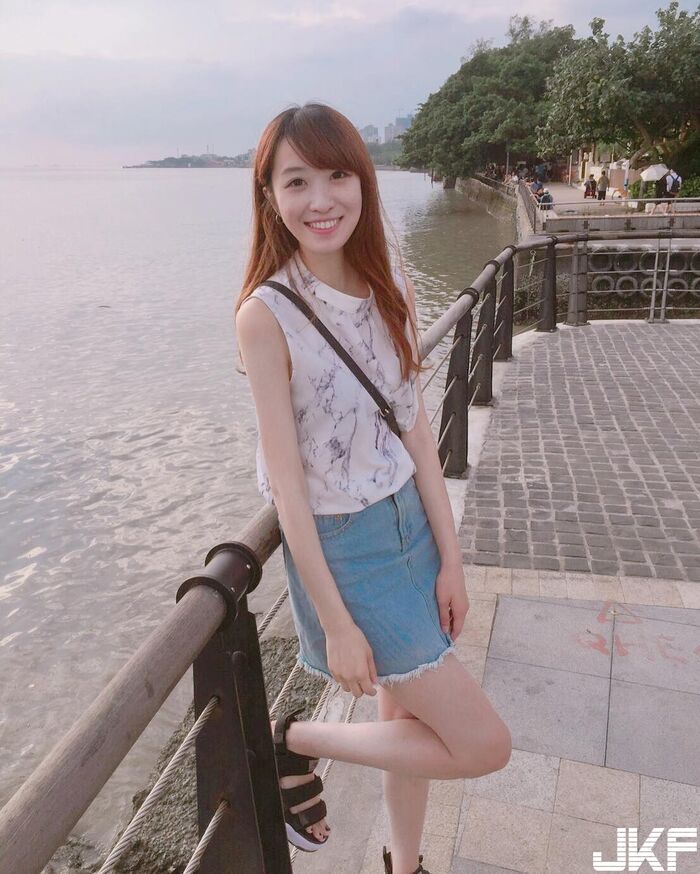 甜美正妹 Yuju Chen  黑色背心小露性感 好迷人... 5th image