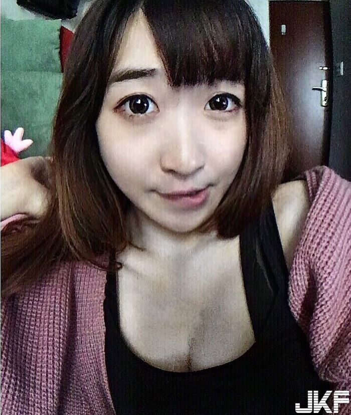 甜美正妹 Yuju Chen  黑色背心小露性感 好迷人... 8th image