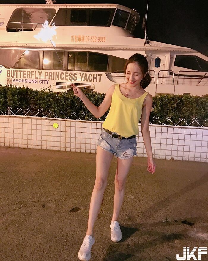 白皙正妹  Hebbe Cheng 魔鬼身材甜美臉蛋 讓人忍不住就... 10th image