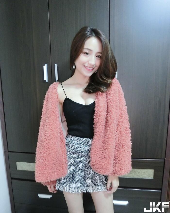 白皙正妹  Hebbe Cheng 魔鬼身材甜美臉蛋 讓人忍不住就... 3th image