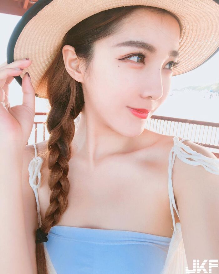氣質正妹 Xiaomei Yang 甜美可人 可以跟你一起打撞球嗎 2th image