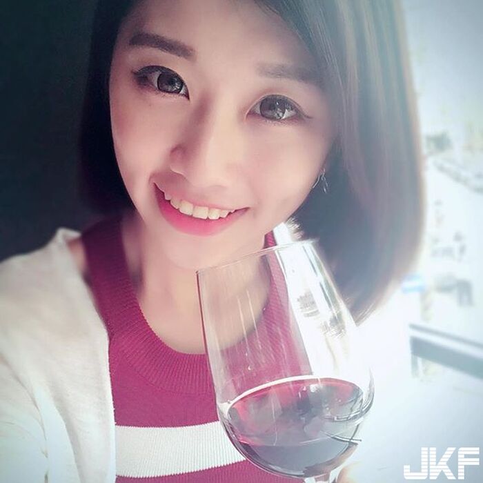 帶牙套的可愛美女  焦凡凡 火辣的身材 加上一雙電力超強的電眼  讓人熱血沸騰阿..... 2th image
