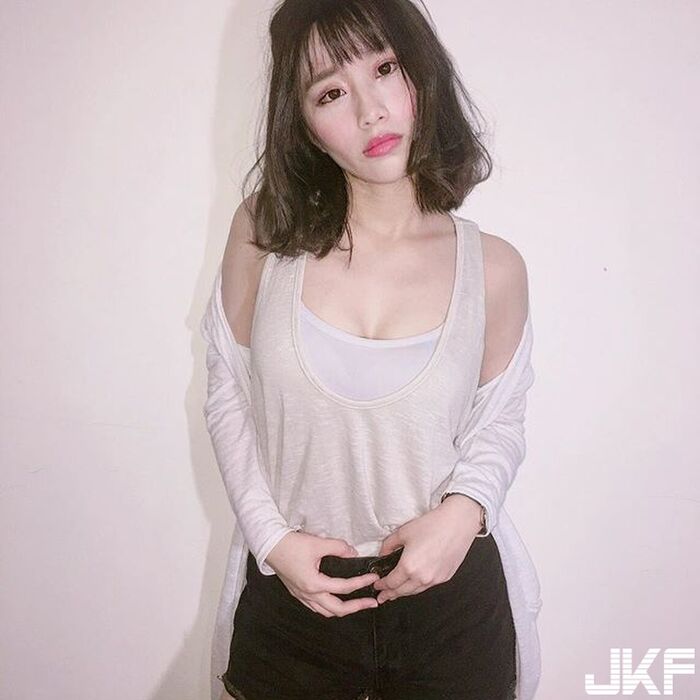 帶牙套的可愛美女  焦凡凡 火辣的身材 加上一雙電力超強的電眼  讓人熱血沸騰阿..... 4th image