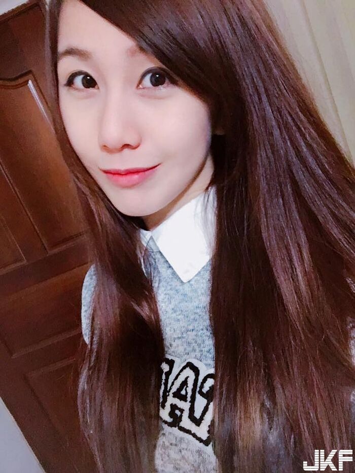 白皙美乳挑戰你的定力 正妹直播實況主Niya妮婭超短深V襯衫 10th image