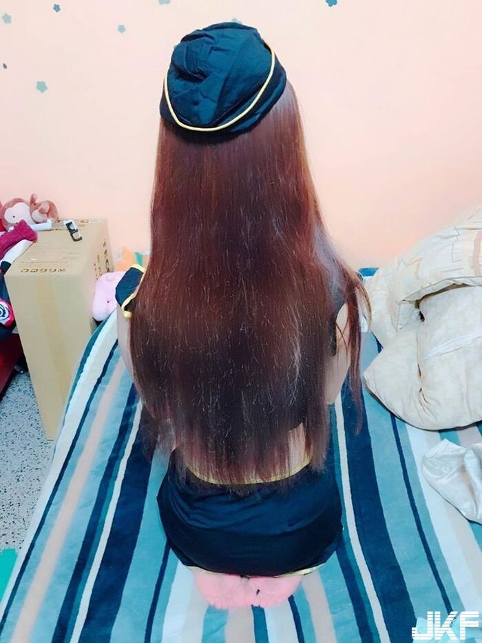 白皙美乳挑戰你的定力 正妹直播實況主Niya妮婭超短深V襯衫 11th image