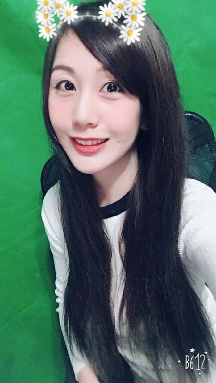 白皙美乳挑戰你的定力 正妹直播實況主Niya妮婭超短深V襯衫 13th image