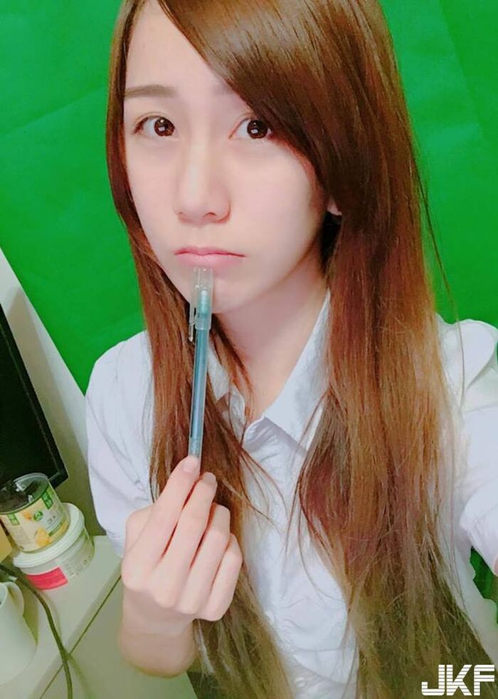 白皙美乳挑戰你的定力 正妹直播實況主Niya妮婭超短深V襯衫 14th image