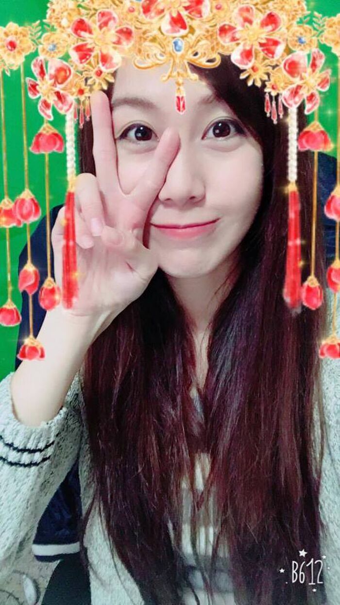 白皙美乳挑戰你的定力 正妹直播實況主Niya妮婭超短深V襯衫 2th image